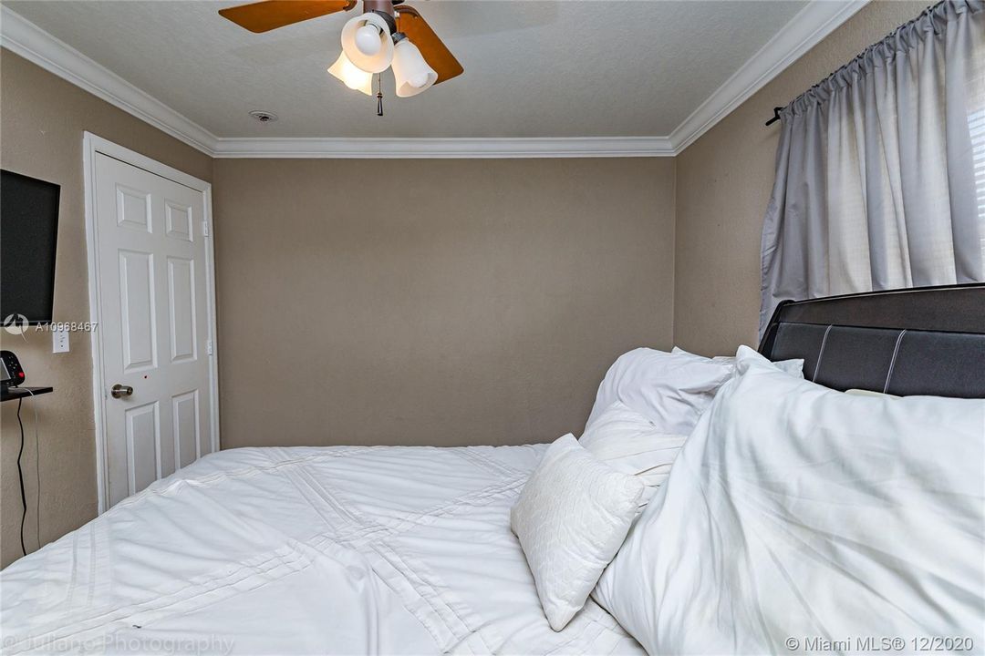 Recently Sold: $276,000 (3 beds, 2 baths, 1039 Square Feet)