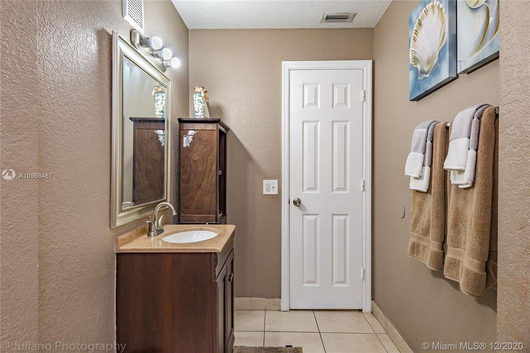 Recently Sold: $276,000 (3 beds, 2 baths, 1039 Square Feet)