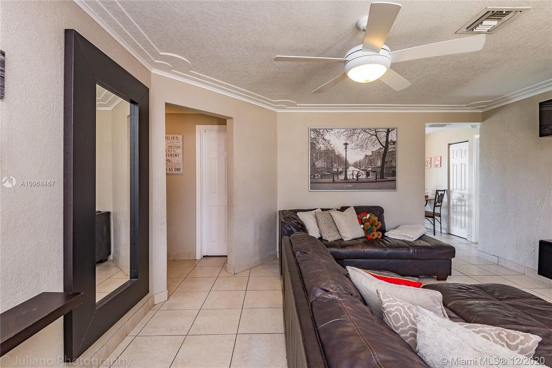 Recently Sold: $276,000 (3 beds, 2 baths, 1039 Square Feet)