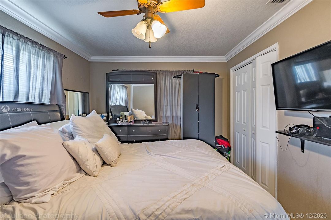 Recently Sold: $276,000 (3 beds, 2 baths, 1039 Square Feet)
