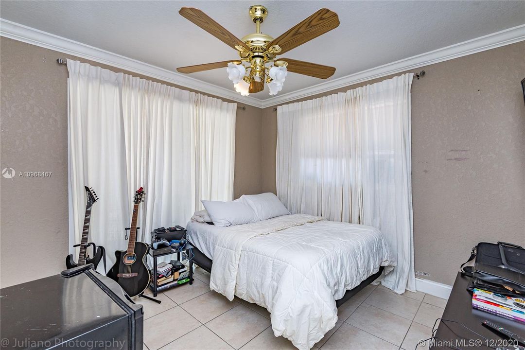 Recently Sold: $276,000 (3 beds, 2 baths, 1039 Square Feet)