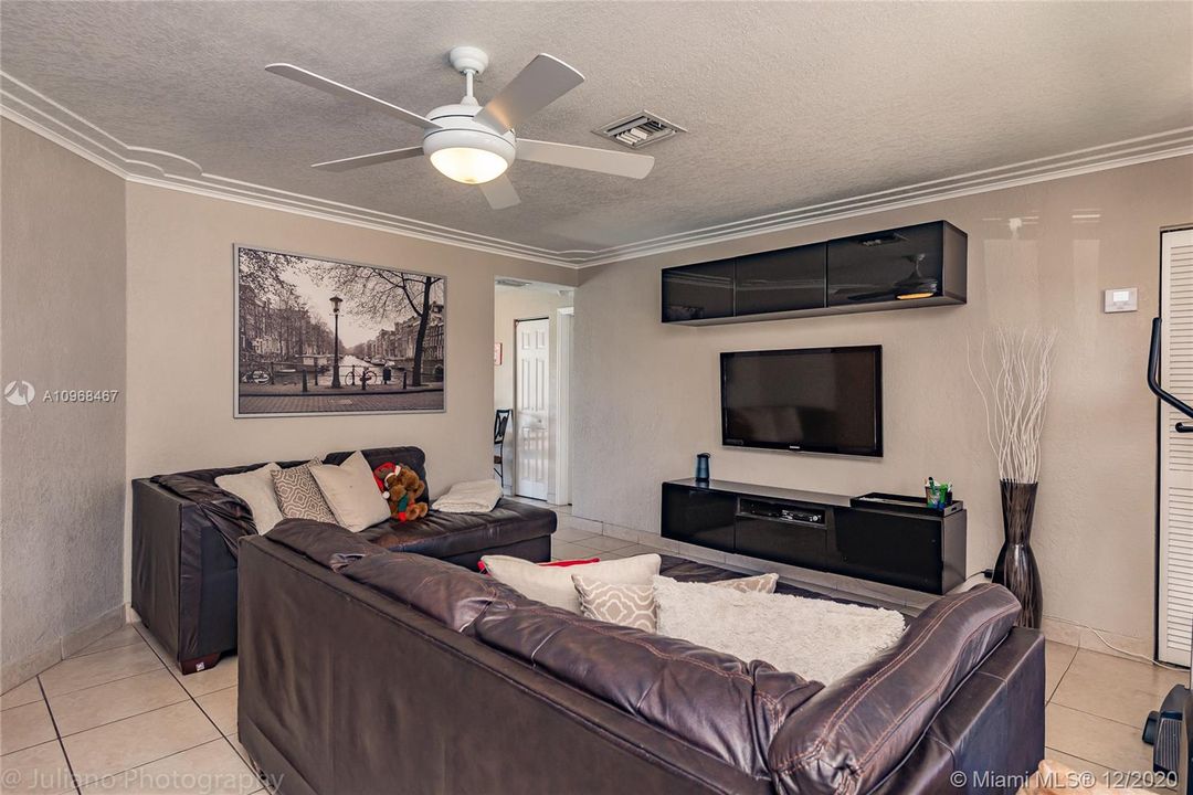 Recently Sold: $276,000 (3 beds, 2 baths, 1039 Square Feet)