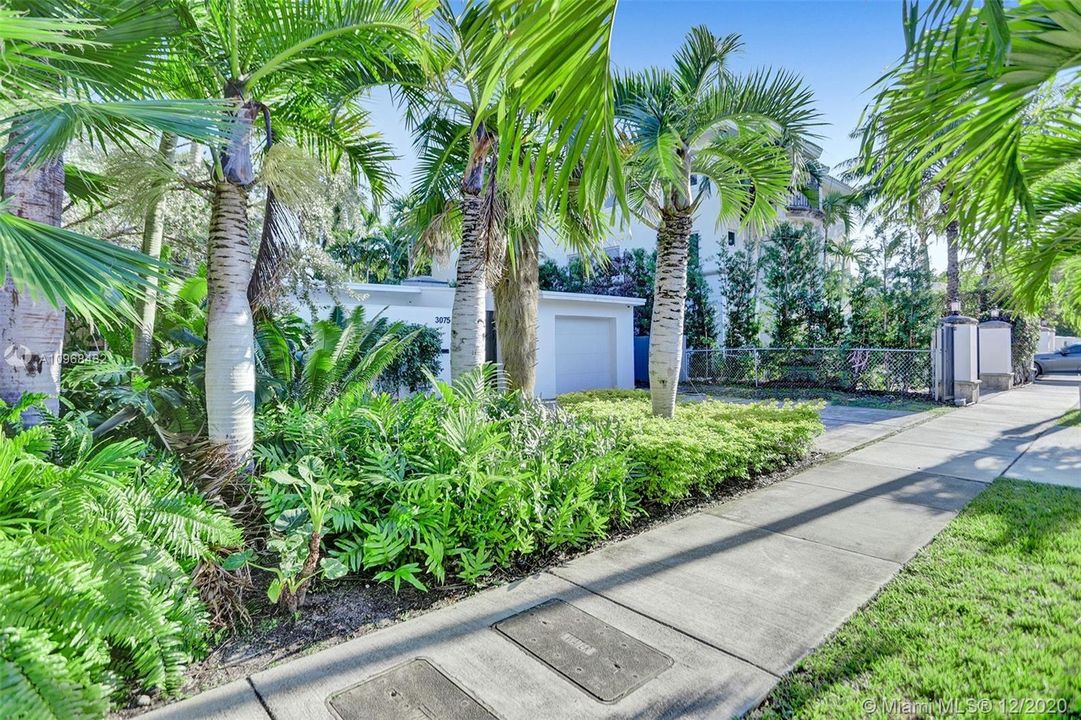 Recently Sold: $2,099,900 (3 beds, 3 baths, 1750 Square Feet)