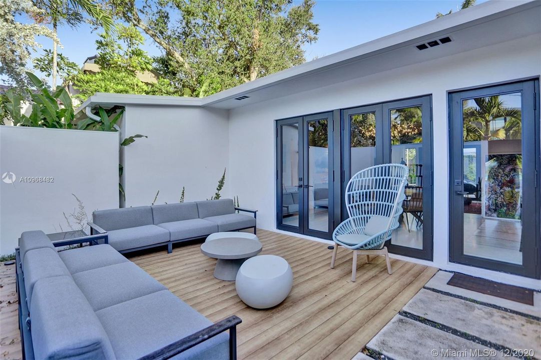 Recently Sold: $2,099,900 (3 beds, 3 baths, 1750 Square Feet)