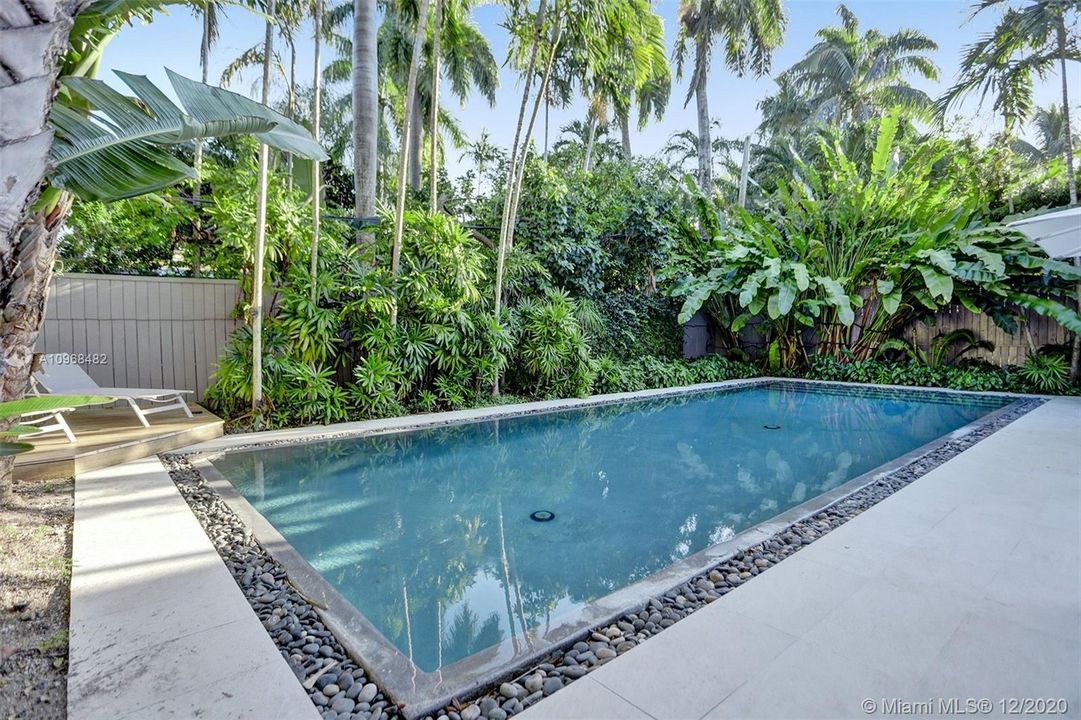 Recently Sold: $2,099,900 (3 beds, 3 baths, 1750 Square Feet)