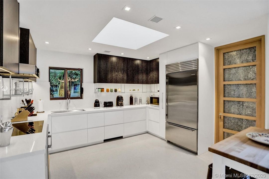 Recently Sold: $2,099,900 (3 beds, 3 baths, 1750 Square Feet)