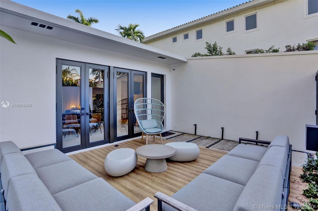 Recently Sold: $2,099,900 (3 beds, 3 baths, 1750 Square Feet)