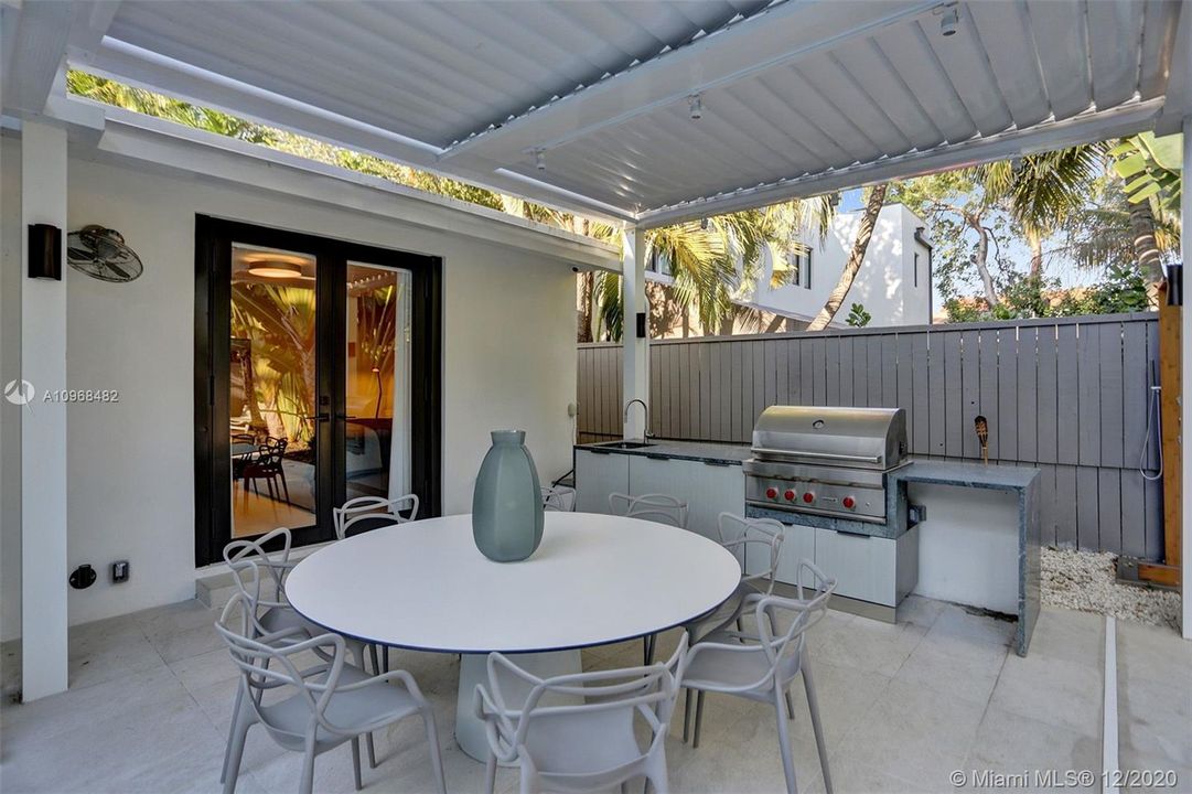 Recently Sold: $2,099,900 (3 beds, 3 baths, 1750 Square Feet)