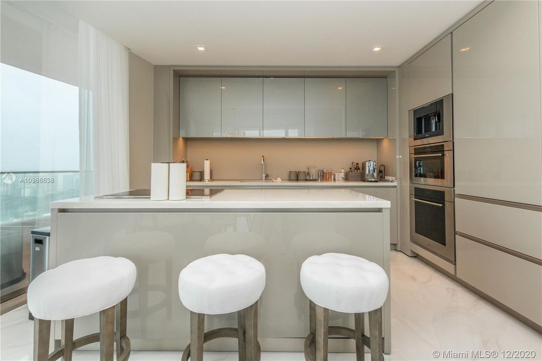 Recientemente alquilado: $12,500 (2 camas, 2 baños, 1219 Pies cuadrados)