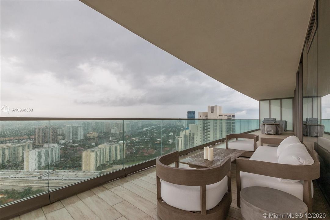 Recientemente alquilado: $12,500 (2 camas, 2 baños, 1219 Pies cuadrados)