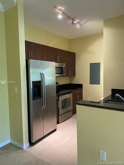 Recently Rented: $1,450 (1 beds, 1 baths, 685 Square Feet)