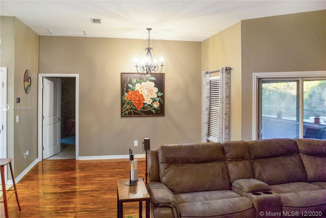 Recently Sold: $269,900 (3 beds, 2 baths, 1787 Square Feet)