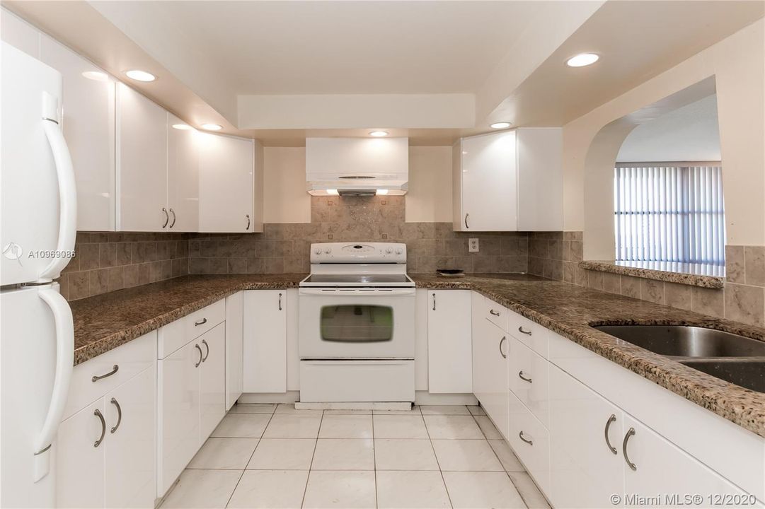 Недавно продано: $198,800 (2 спален, 2 ванн, 1130 Квадратных фут)
