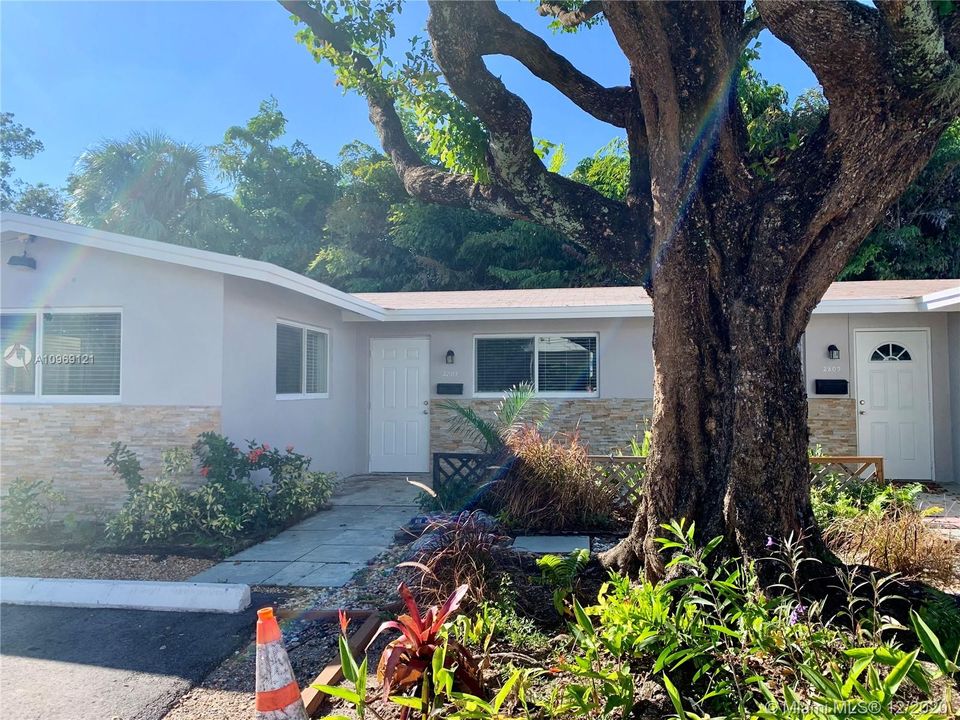 2807 NE 6 Lane Wilton Manors FL 33305 - 2/1 updated duplex with semi private yard - New roof and impact window. Quick move in and pet friendly -