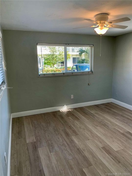 2807 NE 6 Lane Wilton Manors FL 33305 - 2/1 updated duplex with semi private yard - New roof and impact window. Quick move in and pet friendly -