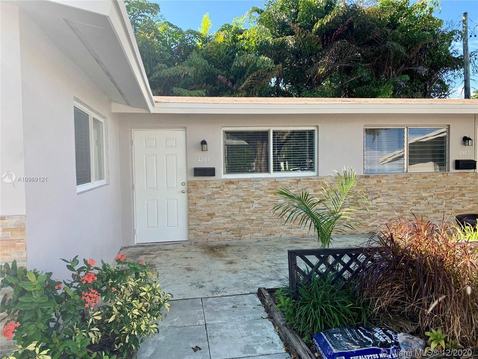 2807 NE 6 Lane Wilton Manors FL 33305 - 2/1 updated duplex with semi private yard - New roof and impact window. Quick move in and pet friendly -