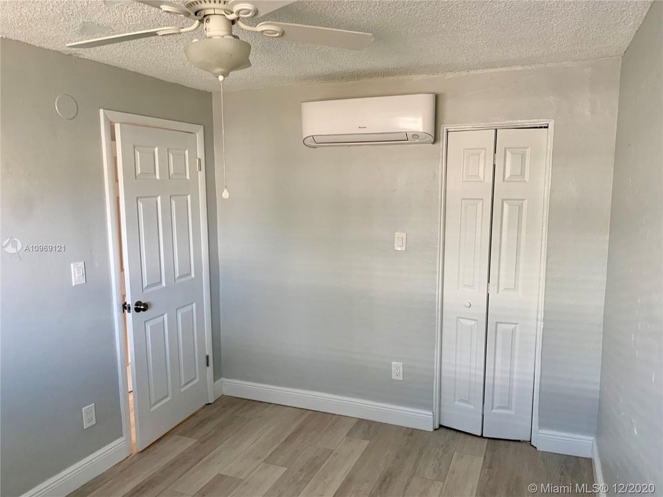 2807 NE 6 Lane Wilton Manors FL 33305 - 2/1 updated duplex with semi private yard - New roof and impact window. Quick move in and pet friendly -