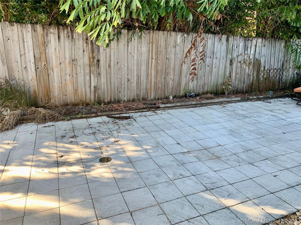 2807 NE 6 Lane Wilton Manors FL 33305 - 2/1 updated duplex with semi private yard - New roof and impact window. Quick move in and pet friendly -