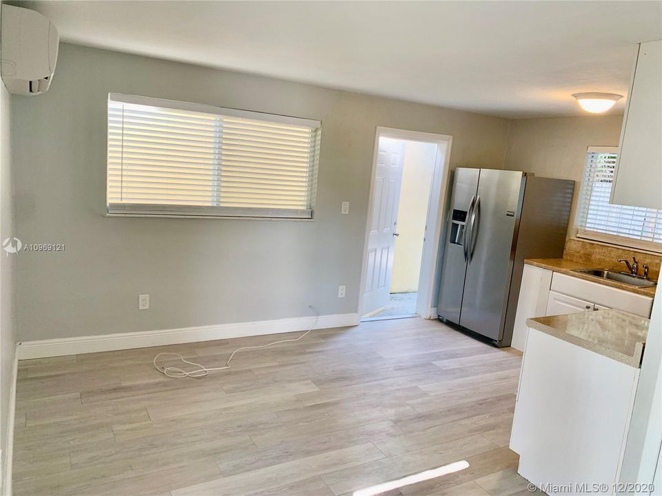 2807 NE 6 Lane Wilton Manors FL 33305 - 2/1 updated duplex with semi private yard - New roof and impact window. Quick move in and pet friendly -