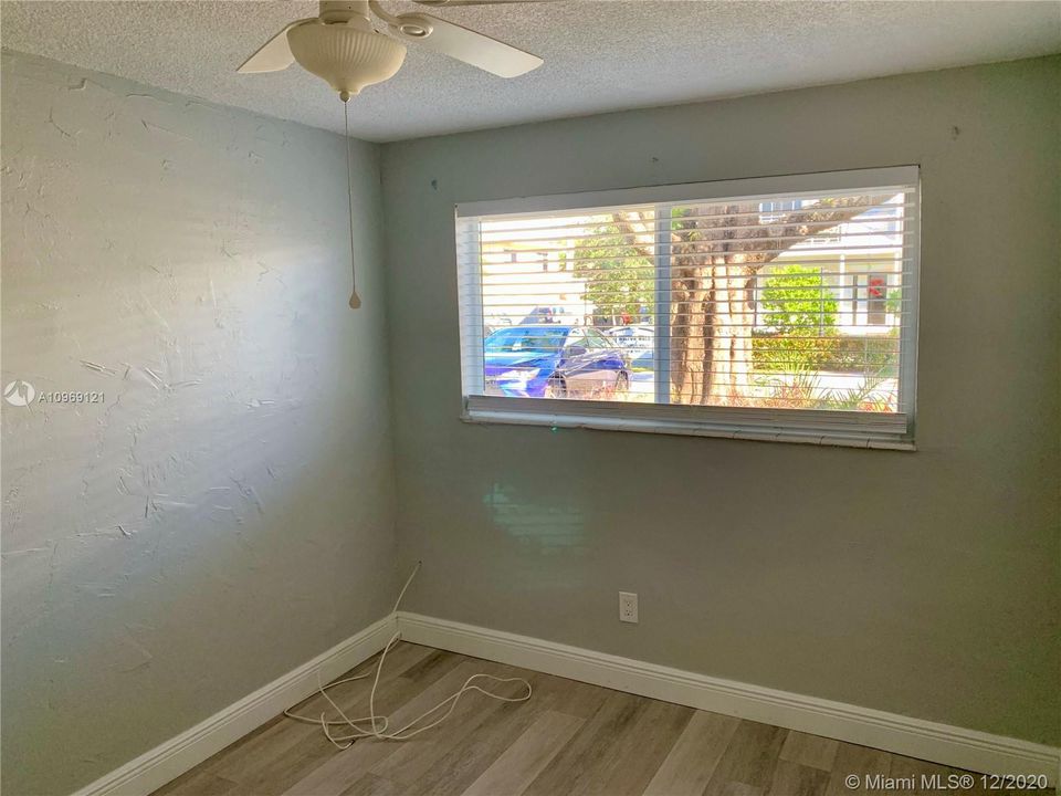2807 NE 6 Lane Wilton Manors FL 33305 - 2/1 updated duplex with semi private yard - New roof and impact window. Quick move in and pet friendly -