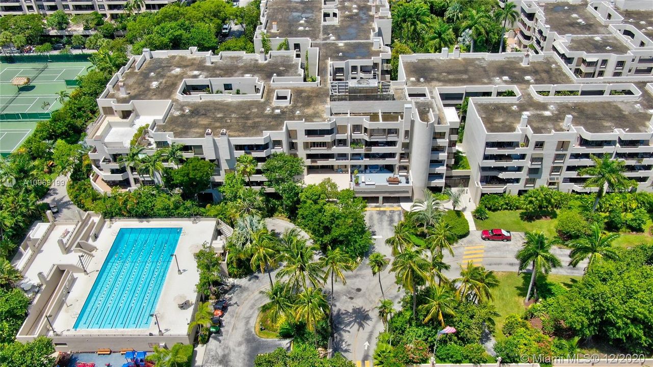 Key Colony also offers a lap pool, a market, a salon/spa, 12 tennis courts, playground, gym, car wash area, and more. Botanica is a set of four story buildings within Key Colony, featuring newly remodeled and modern lobby areas.
