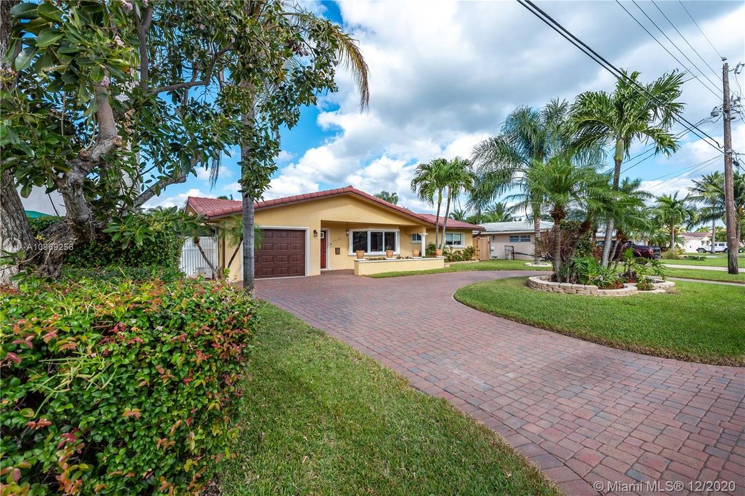 最近售出: $1,199,000 (3 贝兹, 3 浴室, 2466 平方英尺)