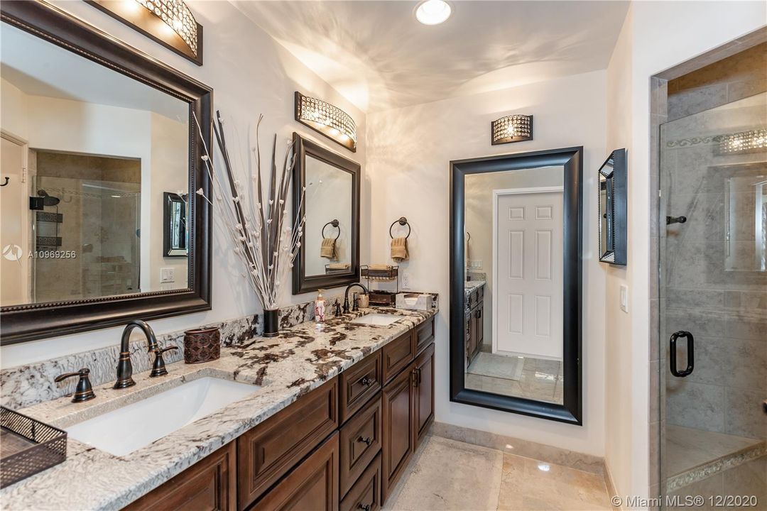 最近售出: $1,199,000 (3 贝兹, 3 浴室, 2466 平方英尺)