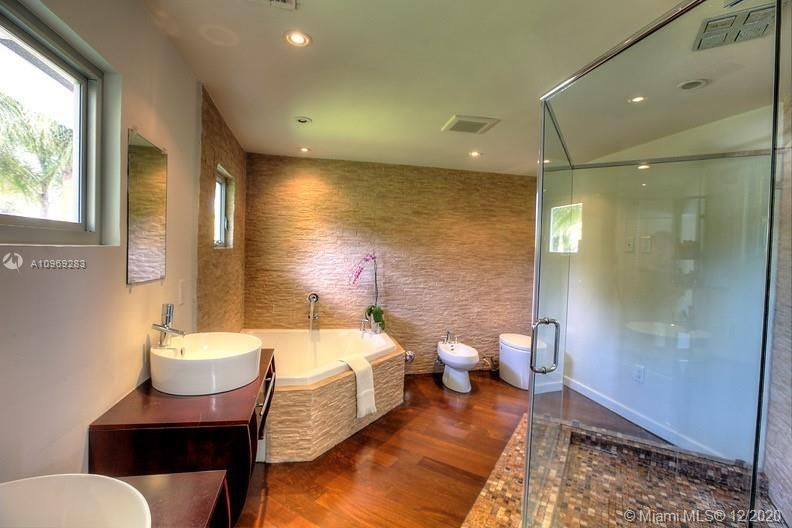 Vendido Recientemente: $2,075,000 (4 camas, 3 baños, 2559 Pies cuadrados)