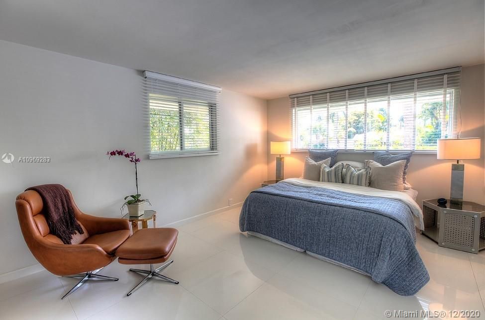 Vendido Recientemente: $2,075,000 (4 camas, 3 baños, 2559 Pies cuadrados)