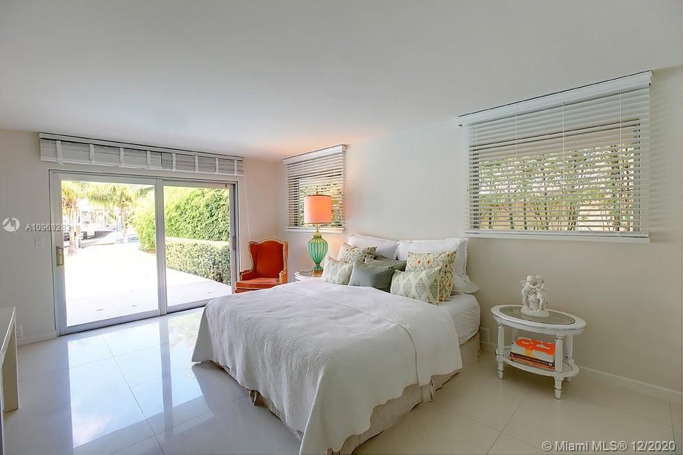 Vendido Recientemente: $2,075,000 (4 camas, 3 baños, 2559 Pies cuadrados)