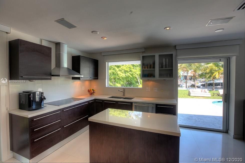 Vendido Recientemente: $2,075,000 (4 camas, 3 baños, 2559 Pies cuadrados)