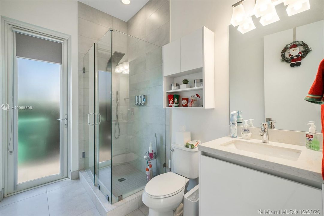 Recently Sold: $900,000 (5 beds, 5 baths, 3624 Square Feet)