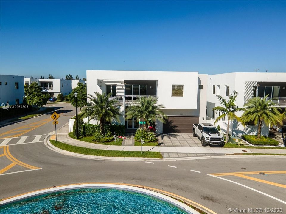 Recently Sold: $900,000 (5 beds, 5 baths, 3624 Square Feet)