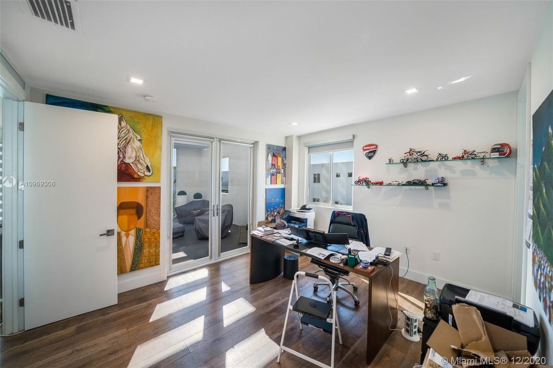 Recently Sold: $900,000 (5 beds, 5 baths, 3624 Square Feet)