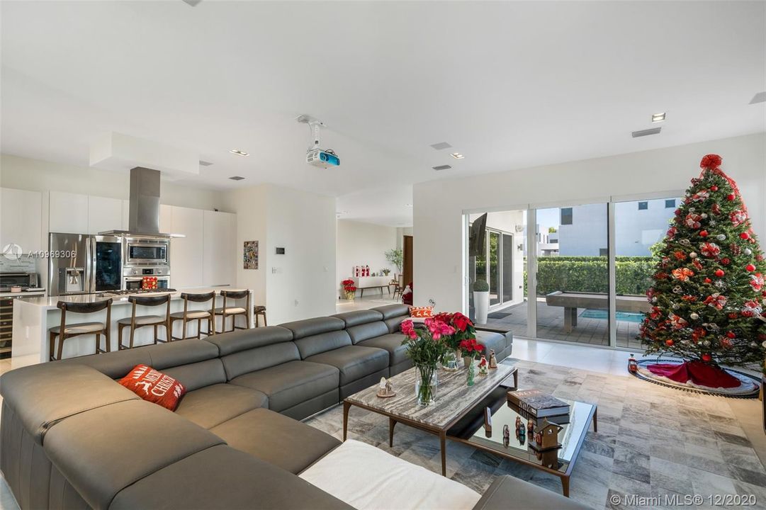 Recently Sold: $900,000 (5 beds, 5 baths, 3624 Square Feet)