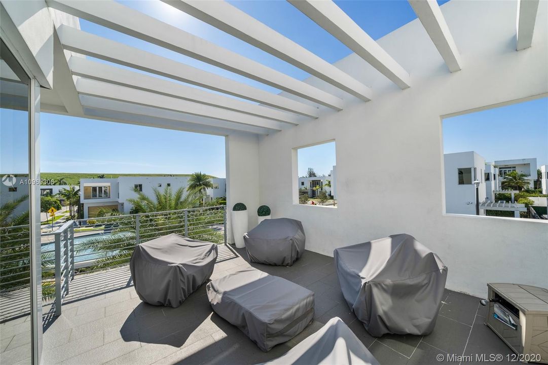 Recently Sold: $900,000 (5 beds, 5 baths, 3624 Square Feet)