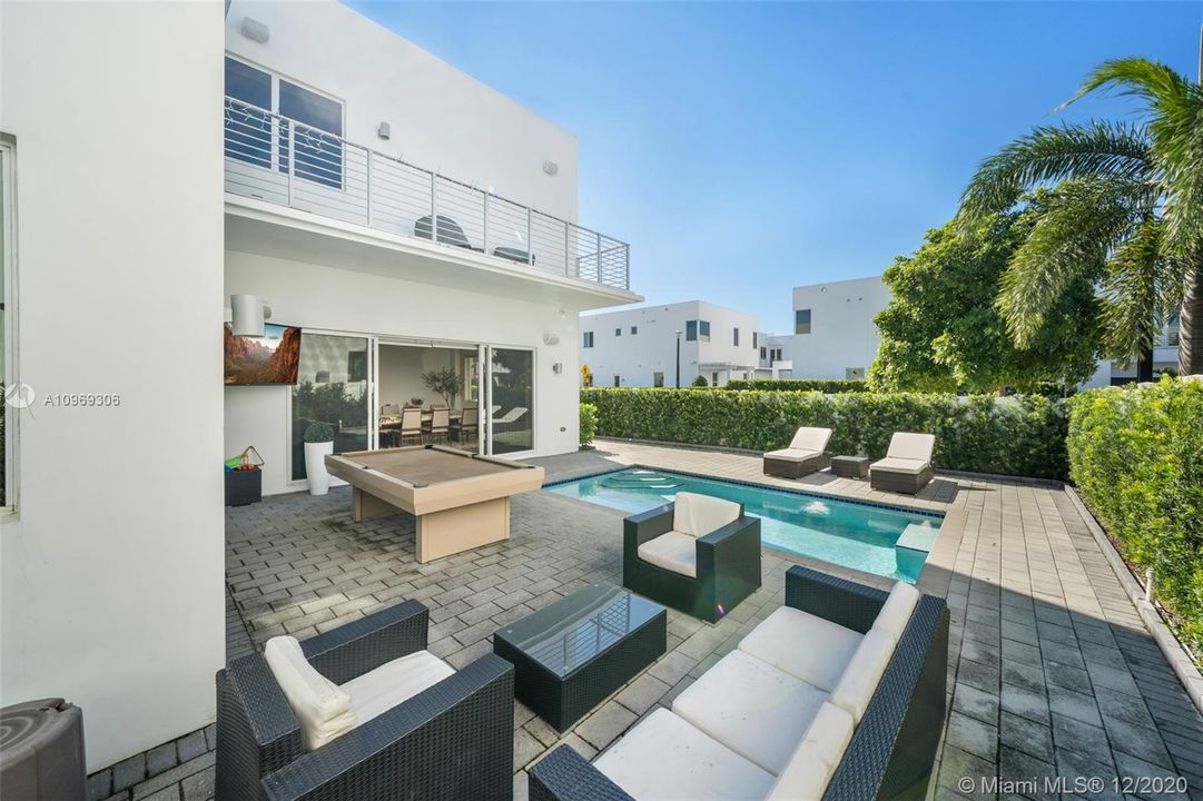Recently Sold: $900,000 (5 beds, 5 baths, 3624 Square Feet)