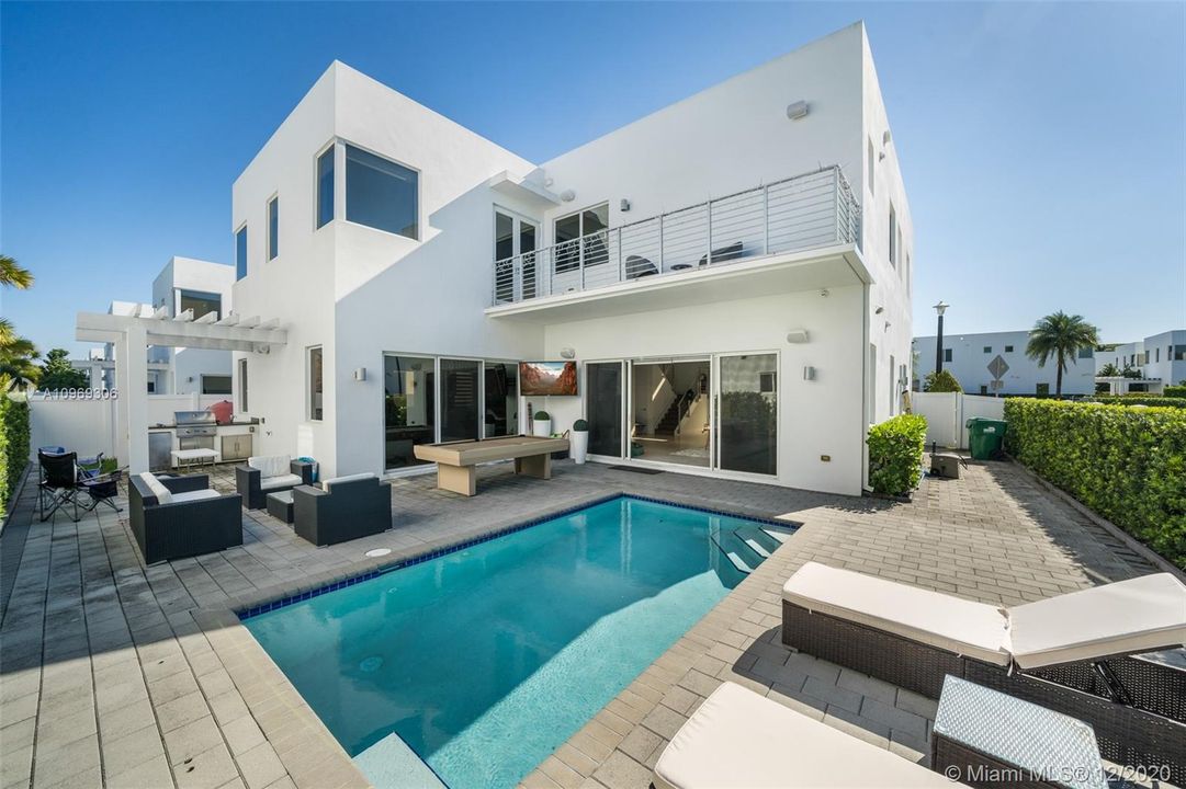 Recently Sold: $900,000 (5 beds, 5 baths, 3624 Square Feet)