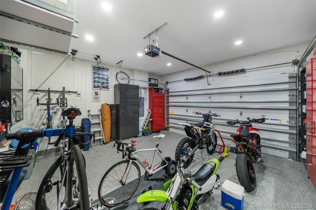 Recently Sold: $900,000 (5 beds, 5 baths, 3624 Square Feet)