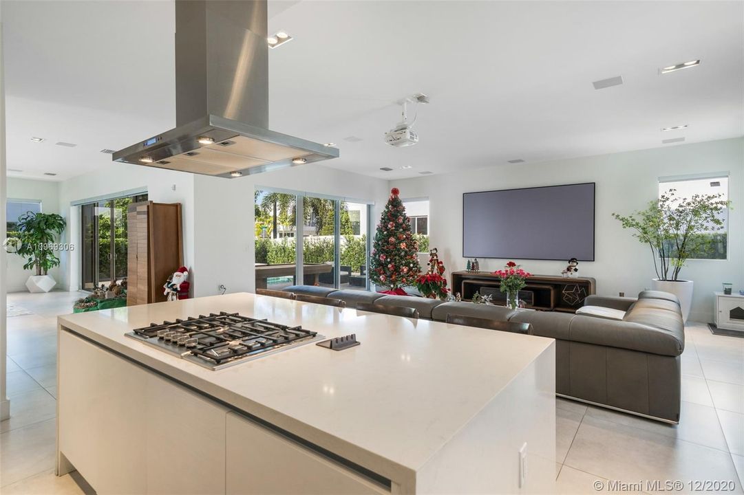 Recently Sold: $900,000 (5 beds, 5 baths, 3624 Square Feet)