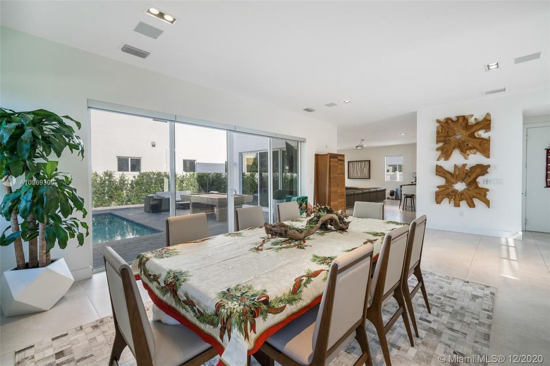 Recently Sold: $900,000 (5 beds, 5 baths, 3624 Square Feet)