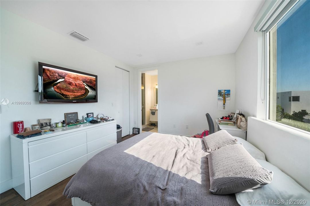 Recently Sold: $900,000 (5 beds, 5 baths, 3624 Square Feet)
