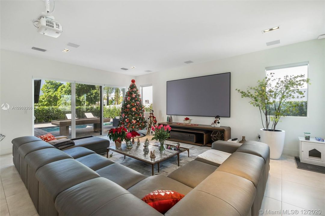 Recently Sold: $900,000 (5 beds, 5 baths, 3624 Square Feet)