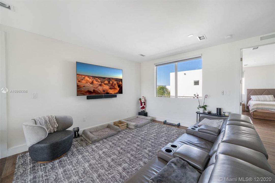 Recently Sold: $900,000 (5 beds, 5 baths, 3624 Square Feet)
