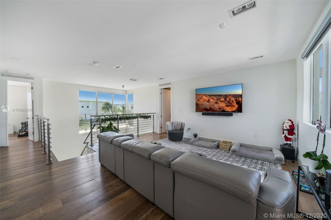 Recently Sold: $900,000 (5 beds, 5 baths, 3624 Square Feet)
