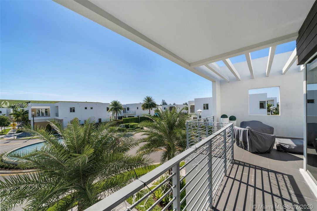 Recently Sold: $900,000 (5 beds, 5 baths, 3624 Square Feet)