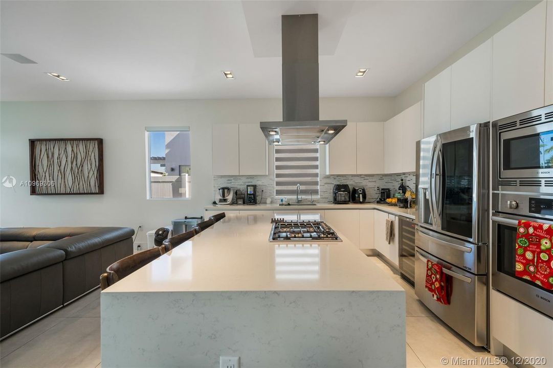 Recently Sold: $900,000 (5 beds, 5 baths, 3624 Square Feet)