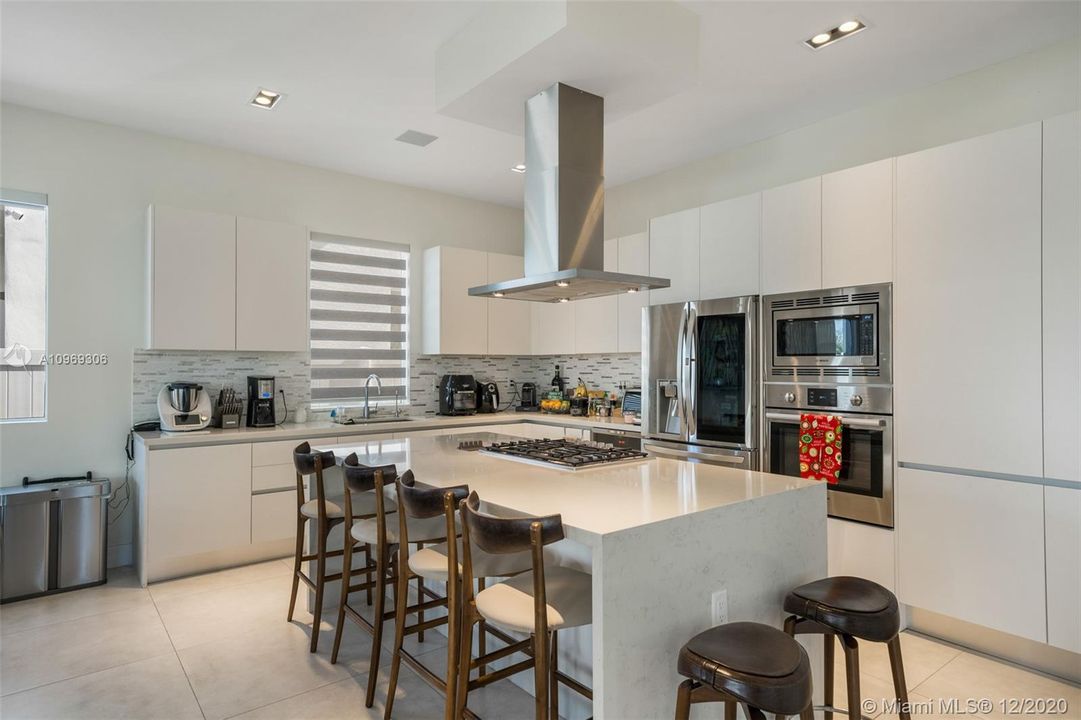 Recently Sold: $900,000 (5 beds, 5 baths, 3624 Square Feet)