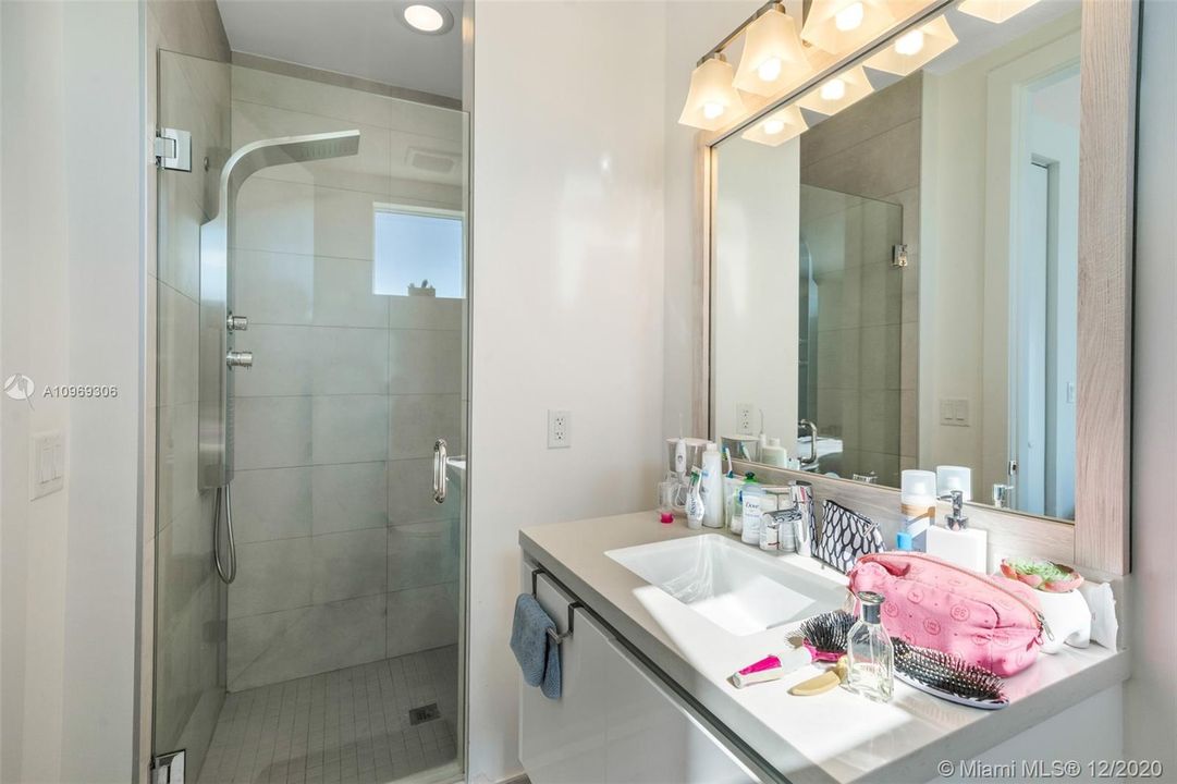 Recently Sold: $900,000 (5 beds, 5 baths, 3624 Square Feet)