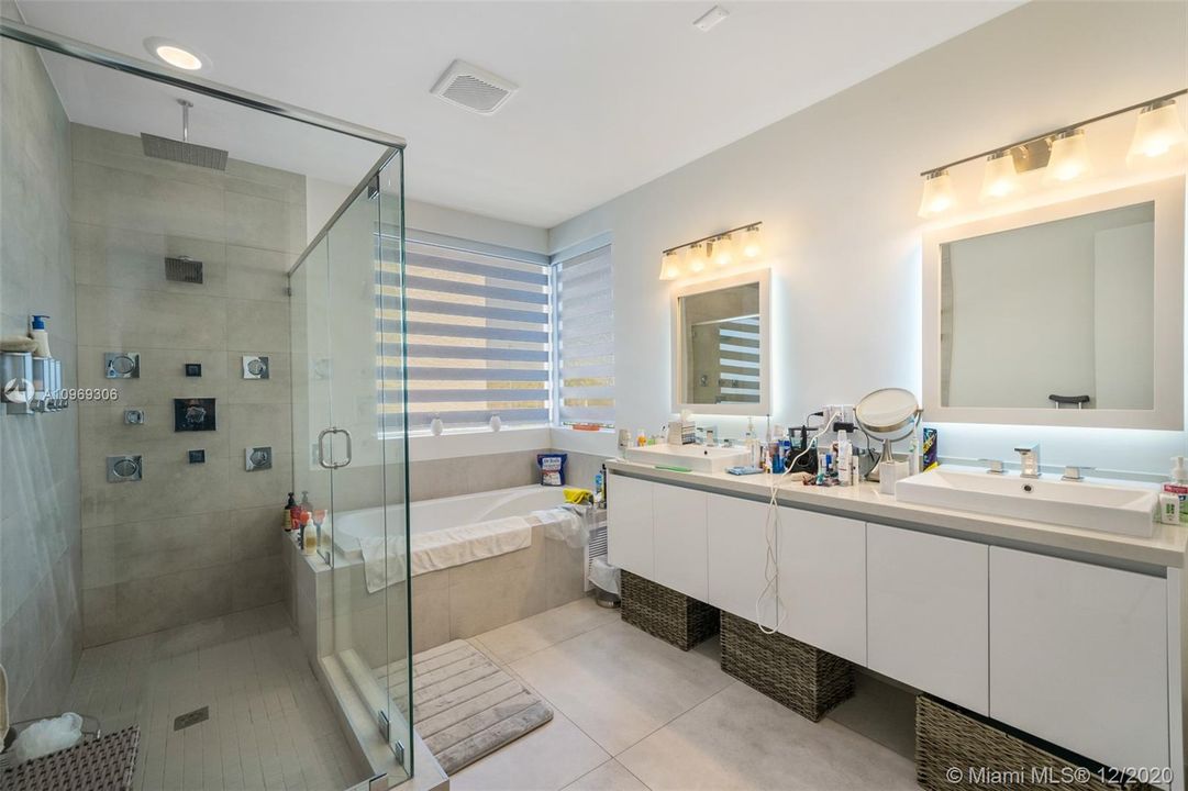 Recently Sold: $900,000 (5 beds, 5 baths, 3624 Square Feet)